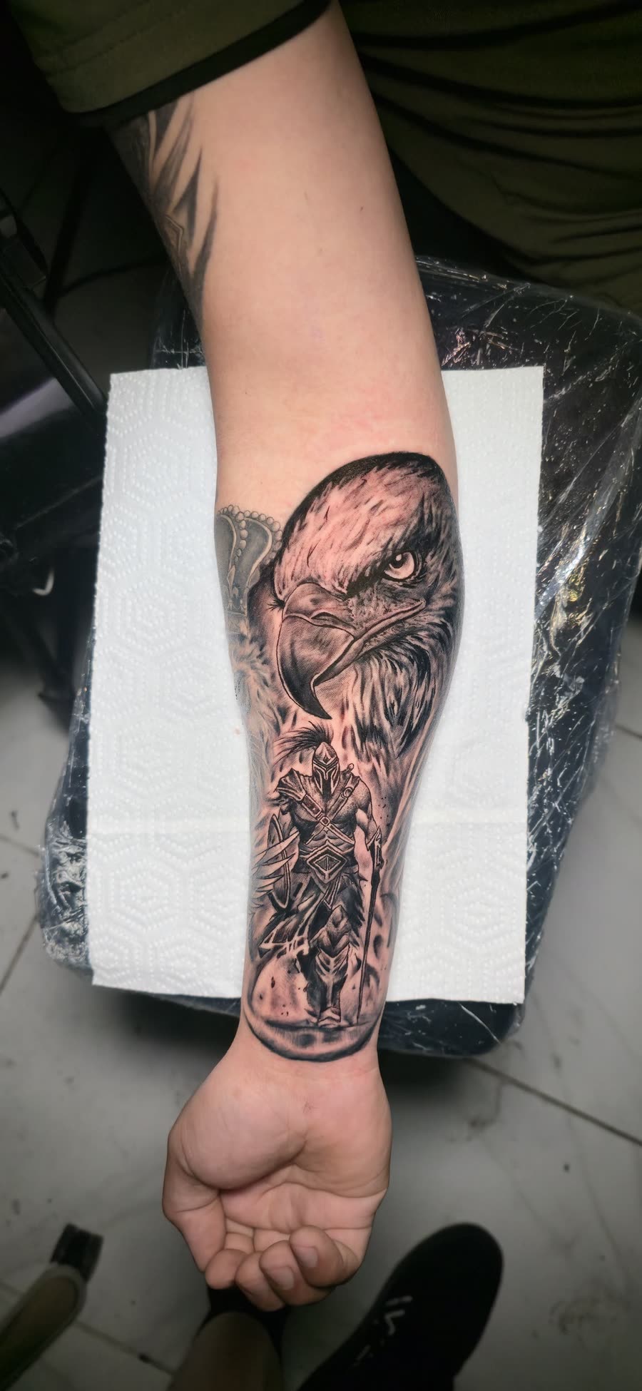 Águila y guerrero espartano en black and grey en antebrazo