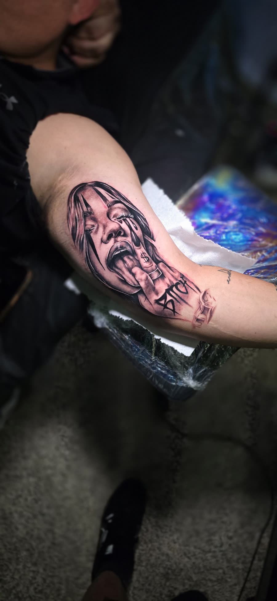 Mujer ilustrada con lettering en antebrazo
