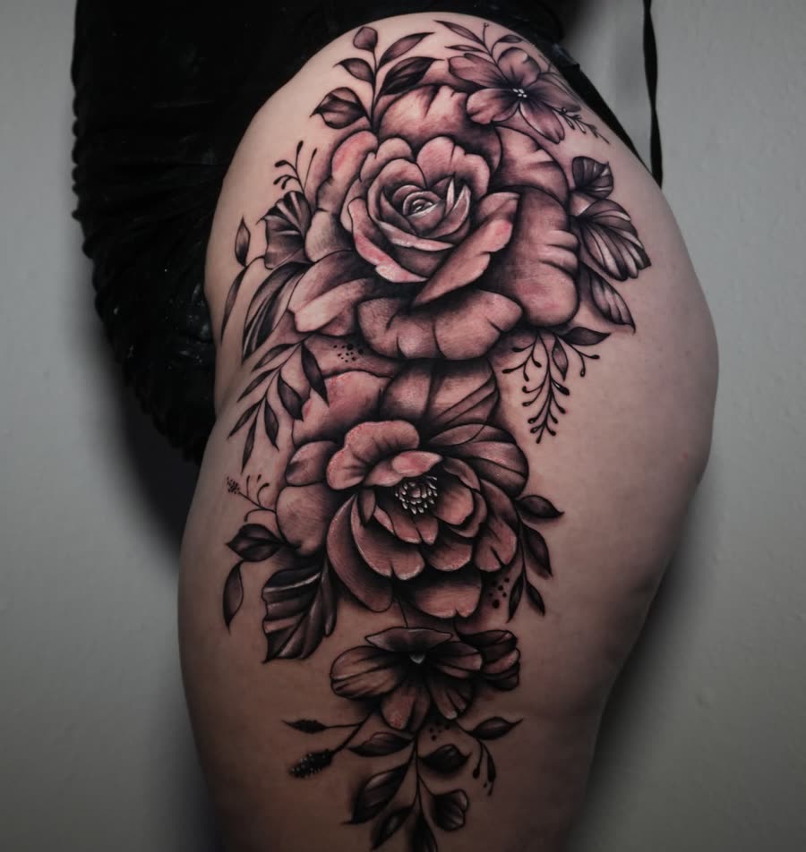 Rosas y peonías en black and grey en cadera y muslo