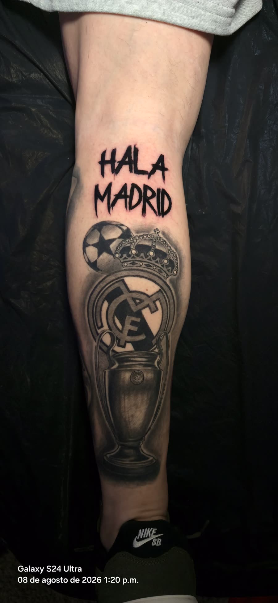 Pantorrilla del Real Madrid con escudo y copa