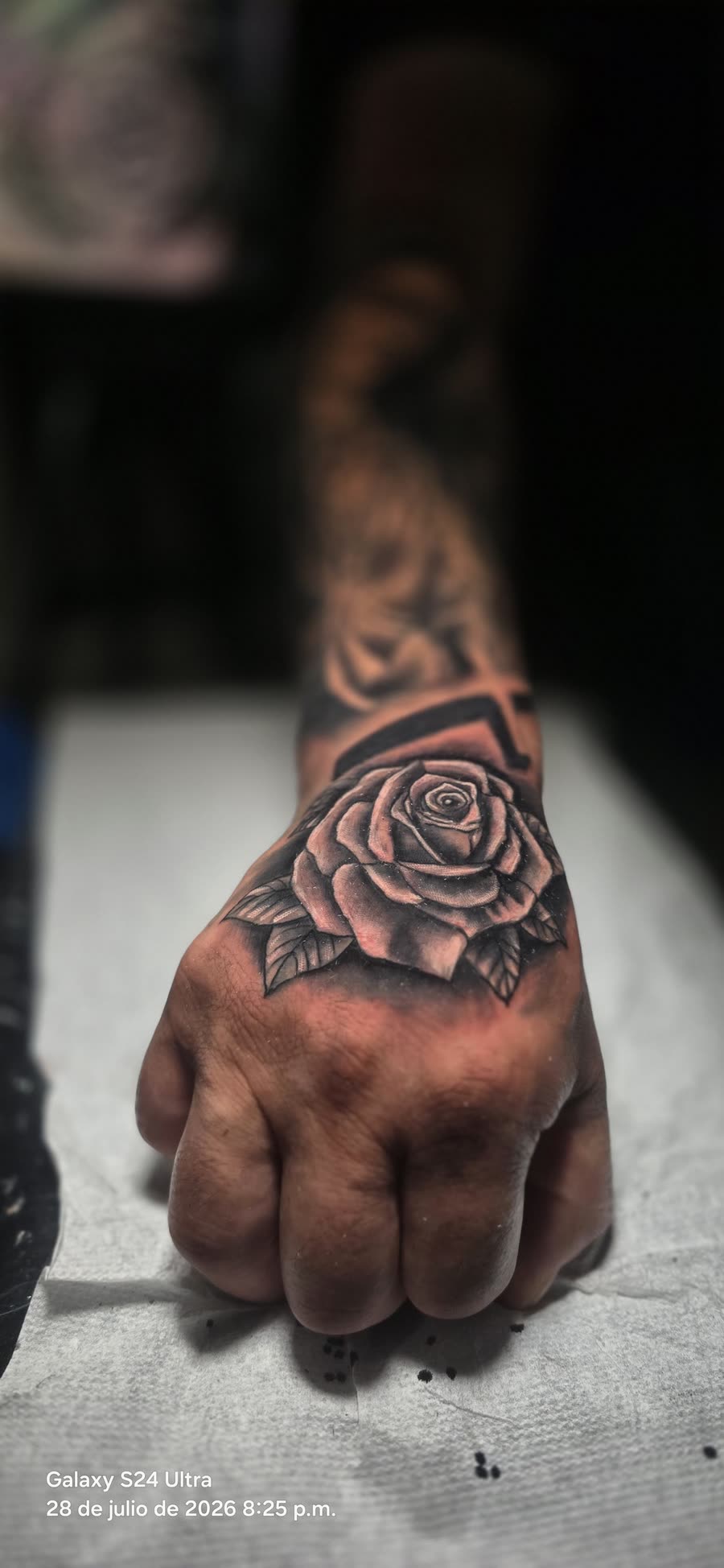 Rosa en black and grey en el dorso de la mano