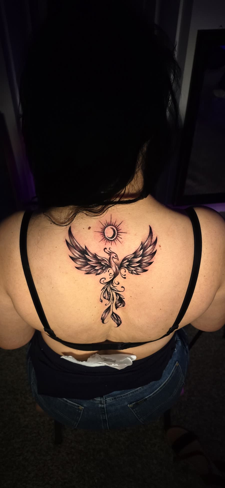 Fénix con sol y luna en la espalda alta