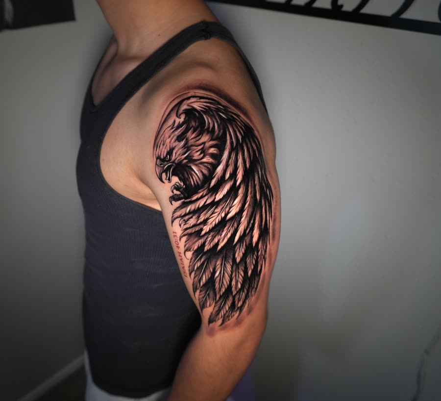 Águila con ala y cita Isaías 40:31 en el brazo